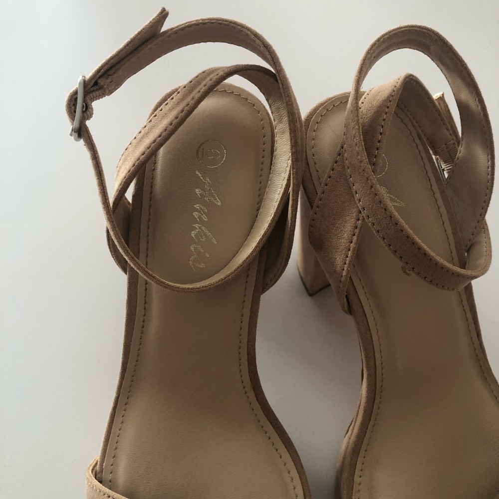COMFORTABLE Nude Block High Heels 4in with 1in Platform Size 6 EUC - Picture 7 of 8